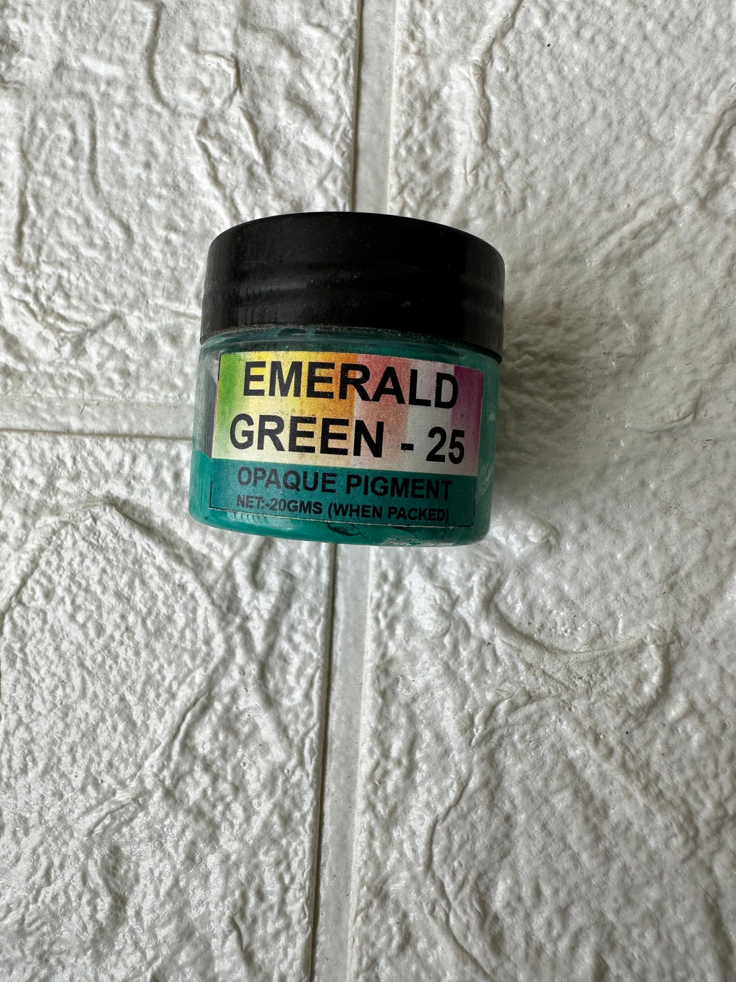 Emerald green opaque pigment